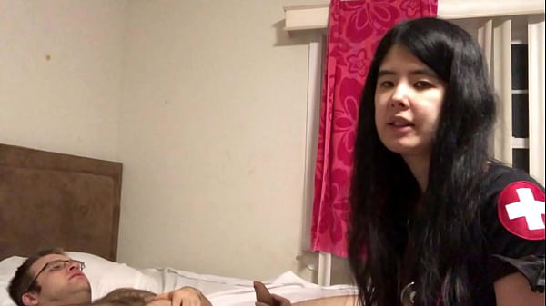 Alexandria Wu Beraksi Sebagai Dokter Seksi Asia Di Ruang Gawat Darurat