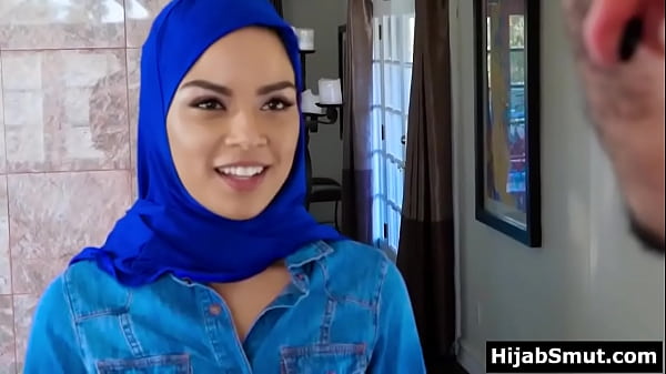 Gadis Muslim Panas Digoyang Keras Dua Tukang Pindahan