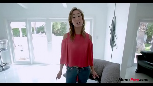 Anak Tiri Memberikan Batang Putih Keras Untuk Ibu Tiri Tiongkoknya!