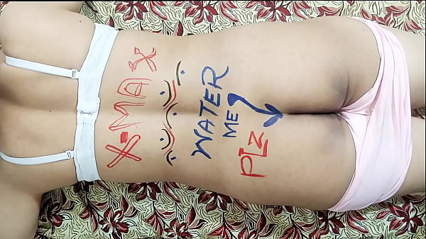 Malam Tahun Baru, Dildo Menggila Di Bokong Dan Memeknya Yang Mengenakan Gaun Merah, Bra Putih, Dan Hijab Hitam