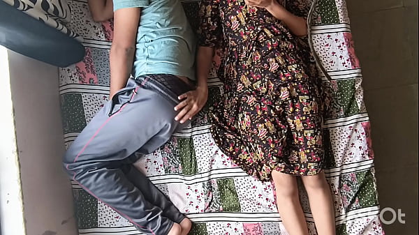 Desi Bhabhi Shivani Menggoda Devar Yang Tertidur Lalu Menungganginya Dengan Pose Amazon Yang Liar.