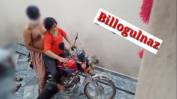 Goyangan Hot Di Atas Motor Bareng Teman, Suara Hindi Menggairahkan
