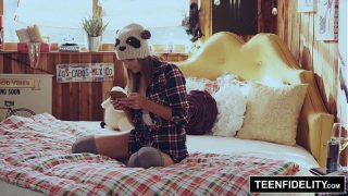 Ngentot Ganas Ayah Tiri, Shyla Ryder Dikocok Sampai Muncrat