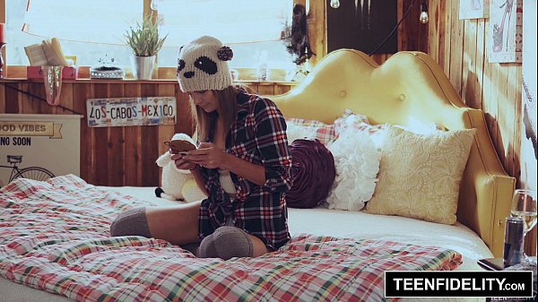 Ngentot Ganas Ayah Tiri, Shyla Ryder Dikocok Sampai Muncrat