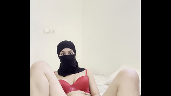 Gadis Arab Berhijab Merangsang Dirinya, Mainkan Memek, Gosok Klitoris, Fantasi Erotis Muslimah Sendiri