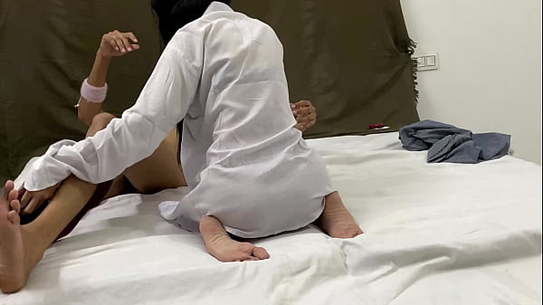 Adik Tiriku Telanjang Malam-malam Naikin Kontaku Yang Besar