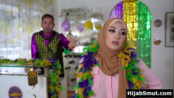 Gadis Muslimah Polos Mengisap Pacarnya Untuk Pertama Kali