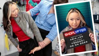 Asia Lee Terjebak Dalam Insiden Jaket Yang Menggoda Di Toko
