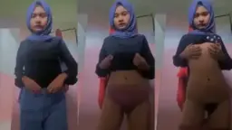 Gadis Muda Berhijab Pamer Tubuh Seksi