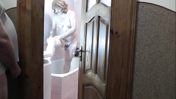 Anak Tiri Mandi, Ayah Tiri Mengintip Dan Mengocok Kontol Sampai Muncrat Di Bawah Pintu Kamar Mandi