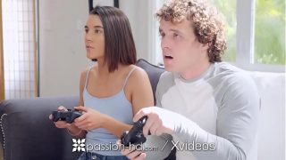 Kakak Tiri Ngentot Kontol Gede! Akrabkan Diri Lewat Main Game
