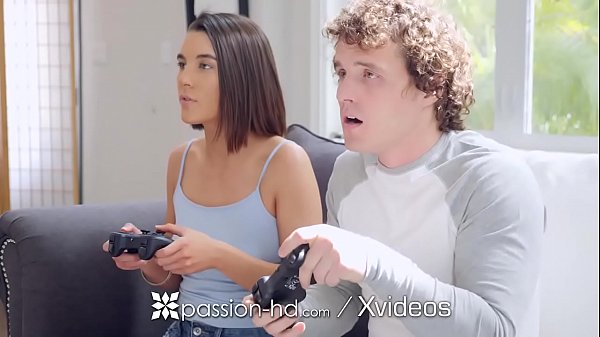 Kakak Tiri Ngentot Kontol Gede! Akrabkan Diri Lewat Main Game