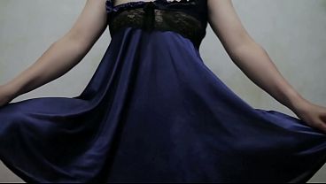 Gadis Indonesia Berdiri Dengan Lingerie Biru, Menggoda Dengan Gerakan Menggairahkan