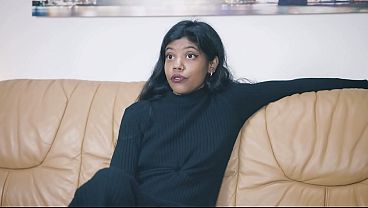 Desi Devi, Mantan Pembawa Acara Tv, Menggoda Di Sofa Casting Kami