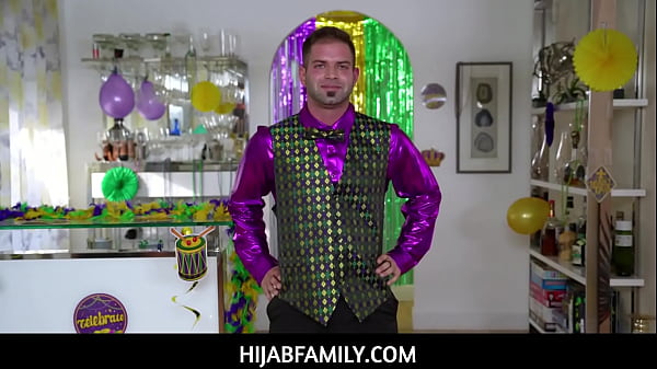 Violet Gems Berhijab Belajar Mengisap Nicky Setelah Dipenuhi Manik-manik