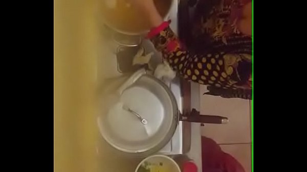 Tante Desi Montok Dengan Belahan Dada Menggoda