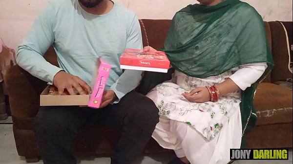 Maami Ki Geeli Choot Mein Patakhe Fodkar Manaayi Mast Diwali