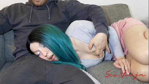 Hanya Ingin Rebah Di Pangkuan Kakak Tiriku Untuk Tidur Sejenak