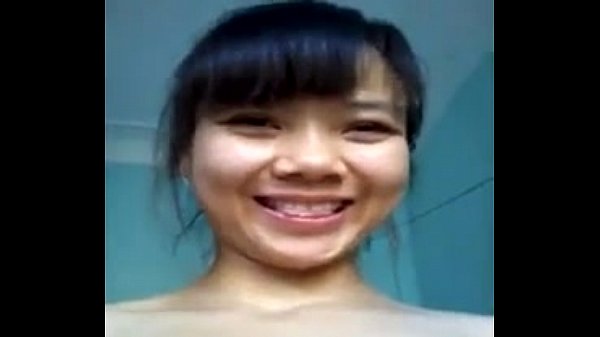 Cewek Tionghoa Main Jari Di Kamera