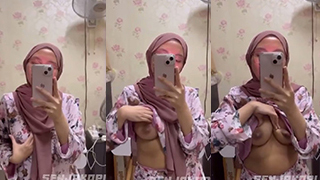 Gadis Berjilbab Pamer Payudara Di Balik Cermin