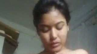 Goyang-goyangin Tetek Montok Desi Sambil Mainin Susu Sendiri