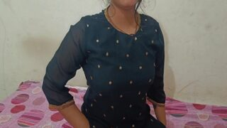 Kakak Tiri Membanjiri Memek Adik Tirinya Dengan Cairan Panas Dalam Film Porno Desi