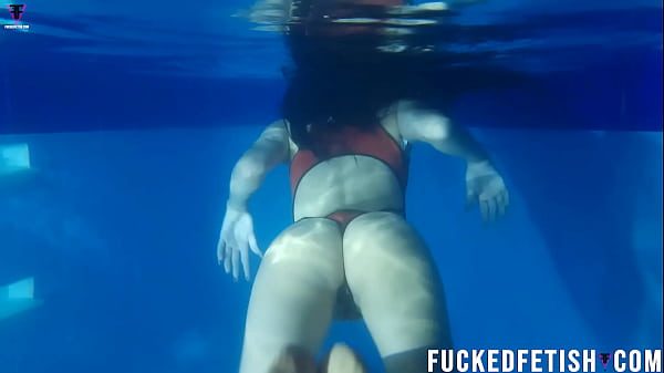 Helen Bintang Bergairah: Malam Panas Di Kolam Dengan Pakaian Renang Seksi
