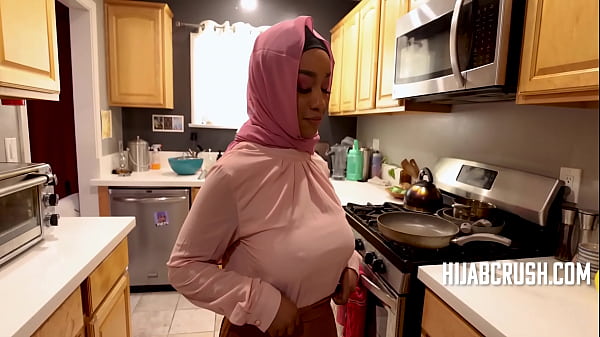 Curvy Ebony Berhijab Nunggang Kayak Pro- Lily Starfire