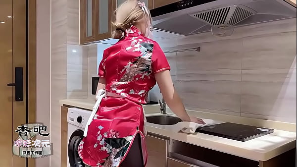 中华娘cos太骚了，老子直接硬上射一脸。