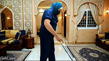 Pelayan Rumah Tangga Berhijab Disuruh Hisap Kontol Bos Dan Telan Air Mani.