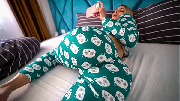 Kakak Tiri Ketahuan Nonton Film Porno, Lalu Kubantu Sampai Klimaks Dan Merengek Minta Dikasih Penuh Dalam.