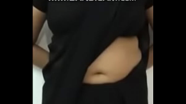Lekuk Pusar Seksi Istri Desi Yang Menggoda