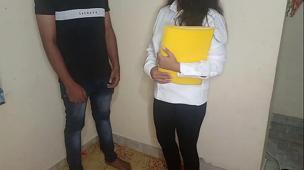 सैलरी बढ़वाने के लिए सेक्रेटरी ने बॉस के साथ ऑफिस के बाथरूम में गंदी मजा लिया!