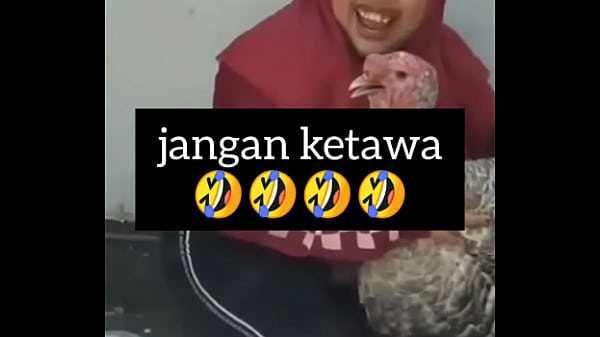 Gadis Montok Tertawa Penuh Birahi