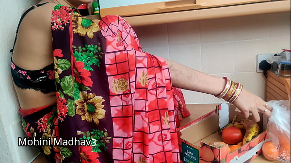 भारतीय देसी फल बेचने वाली मालकिन ने भाव-ताव में ग्राहक को जोरदार चोदा – हिंदी आवाज़