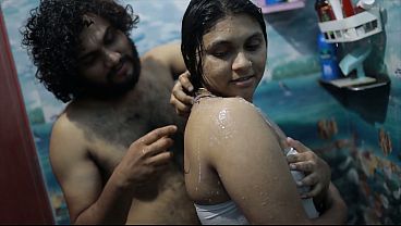 Cewek India Mandi Bareng Kakak Tiri, Panas Sampai Ke Dasar