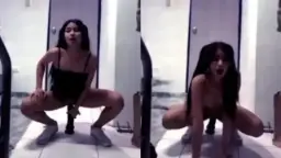Remaja Sange Ngocok Dildo Hitam Sampe Ngerengek Minta Digenjot.