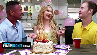 Anak Tiri Kecil Mungil Berdada Alami, Daisy Lavoy, Menggoda Dan Naik Ke Atas Kontol Bapak Tirinya.