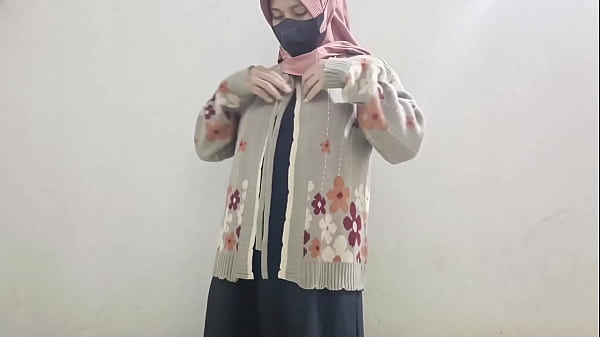Gadis Berhijab Main Mentimun Buat Nikmatin Diri Sendiri.