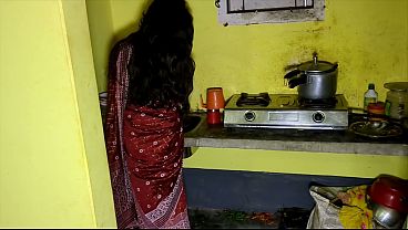 Devar Dapur Lihat Bhabhi Sendiri, Langsung Hajar Memek Basah Kena Batang.