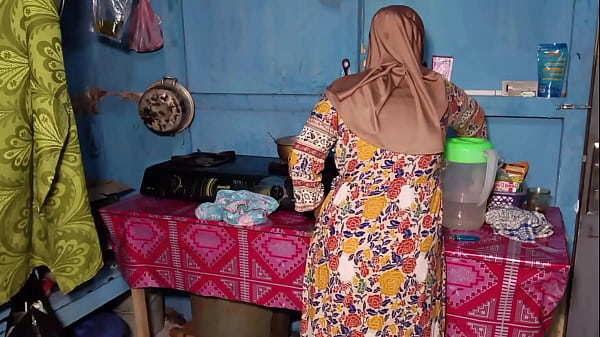 Ngentot Istri Temen Sendiri Pas Lagi Di Dapur, Bau Minyak Goreng Campur Bau Keringet.