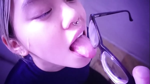 Gadis Asia Nakal Nungguin Majikannya, Jilatin Sperma Dari Kacamatanya. Tonton Video Full Di Sabelarsene.com.