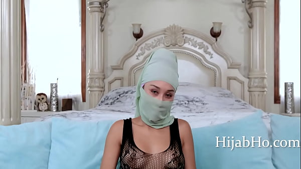 Ibu Tiri Berhijab Bikin Tenang – Cali Lee, Bikin Malu Tapi Sange