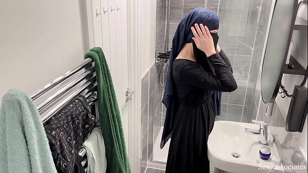 Astaga! Gak Nyangka Nih Cewek Arab Berhijab Lagi Colmek Di Kamar Mandi, Bikin Makin Pengen Lihat.