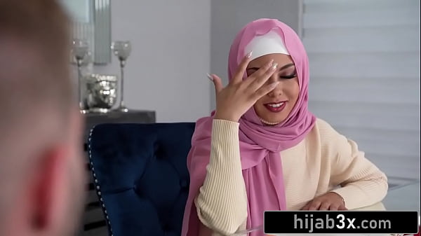 Gadis Mungil Berhijab Ngentot Sengit Sambil Tetep Pakai Jilbabnya.