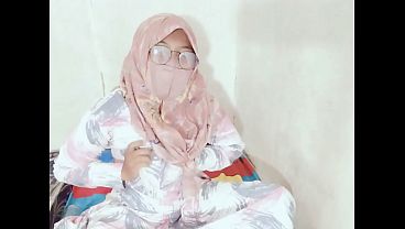 Tante Seksi Indonesia Viral Mainin Botol, Crot Sampe Basah Kuyup