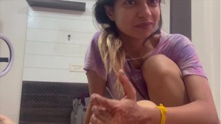Desi Cewek Crot Di Tangan, Dimasukin Ke Bokong Sama Kakak Tiri.