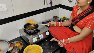 कोमल दिवाली पर नमकीन बना रही थी, तभी देवर ने भाभी को पकड़कर कमरे में घसीट लिया