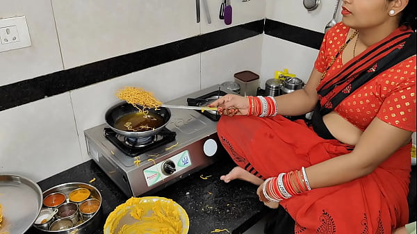 कोमल दिवाली पर नमकीन बना रही थी, तभी देवर ने भाभी को पकड़कर कमरे में घसीट लिया