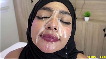 Muslimah Hijaab Muda Digenjot Keras Sampe Disemprot Bejat.